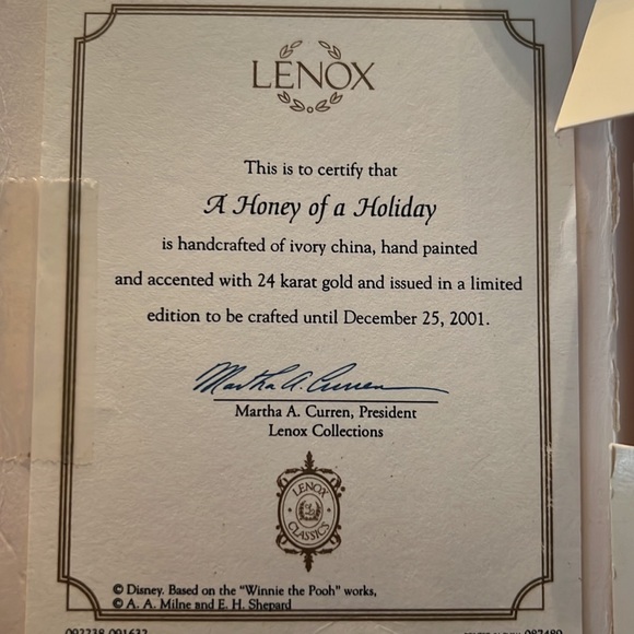 LENOX ANNUAL 2001 WINNIE THE POOH ORNAMENT - Picture 6 of 7